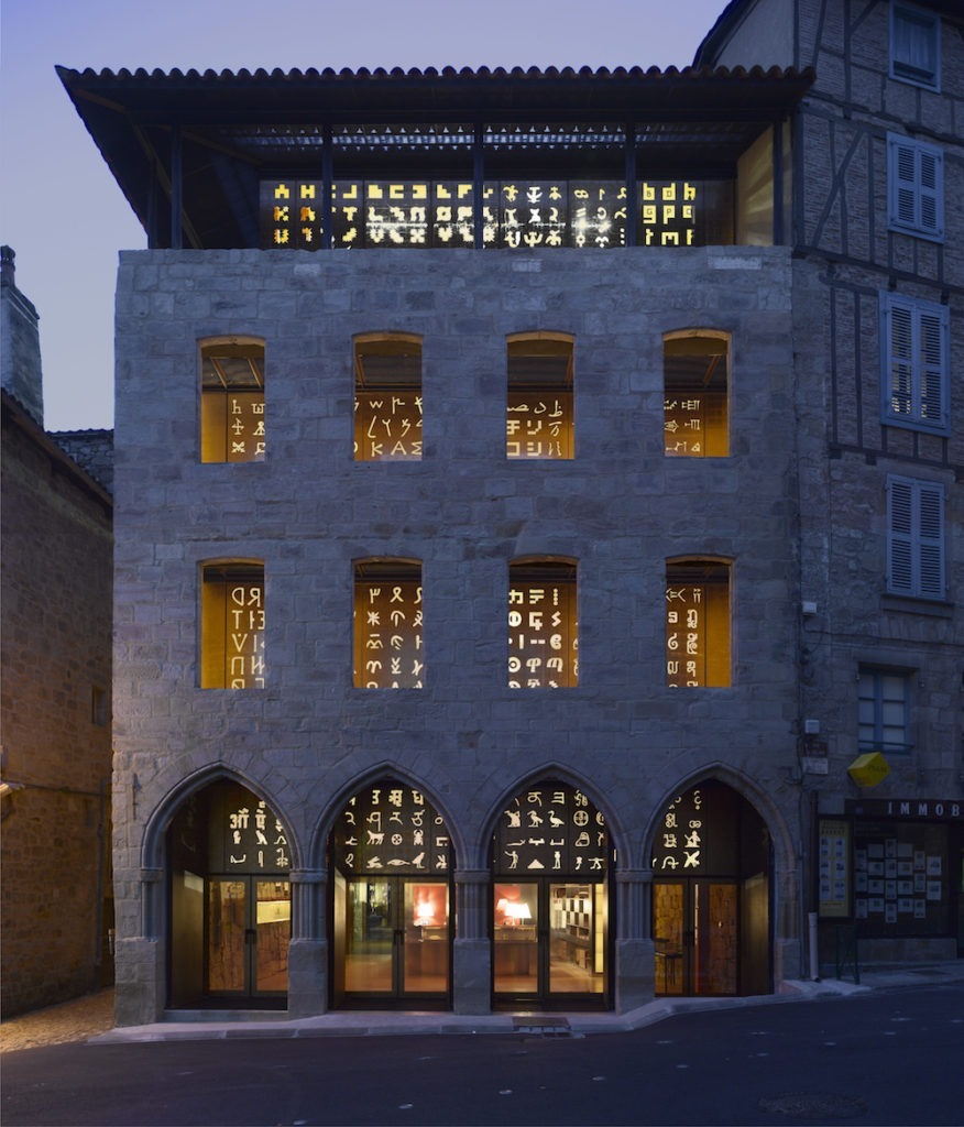Musée Champollion - La façade aux mille lettres, P. di Sciullo 2007, ©Luc Boegly-Agence Moatti et Rivière