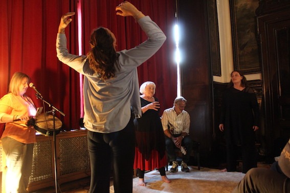 Lectures et danses lors de l'événement "Un voyage sur papier"