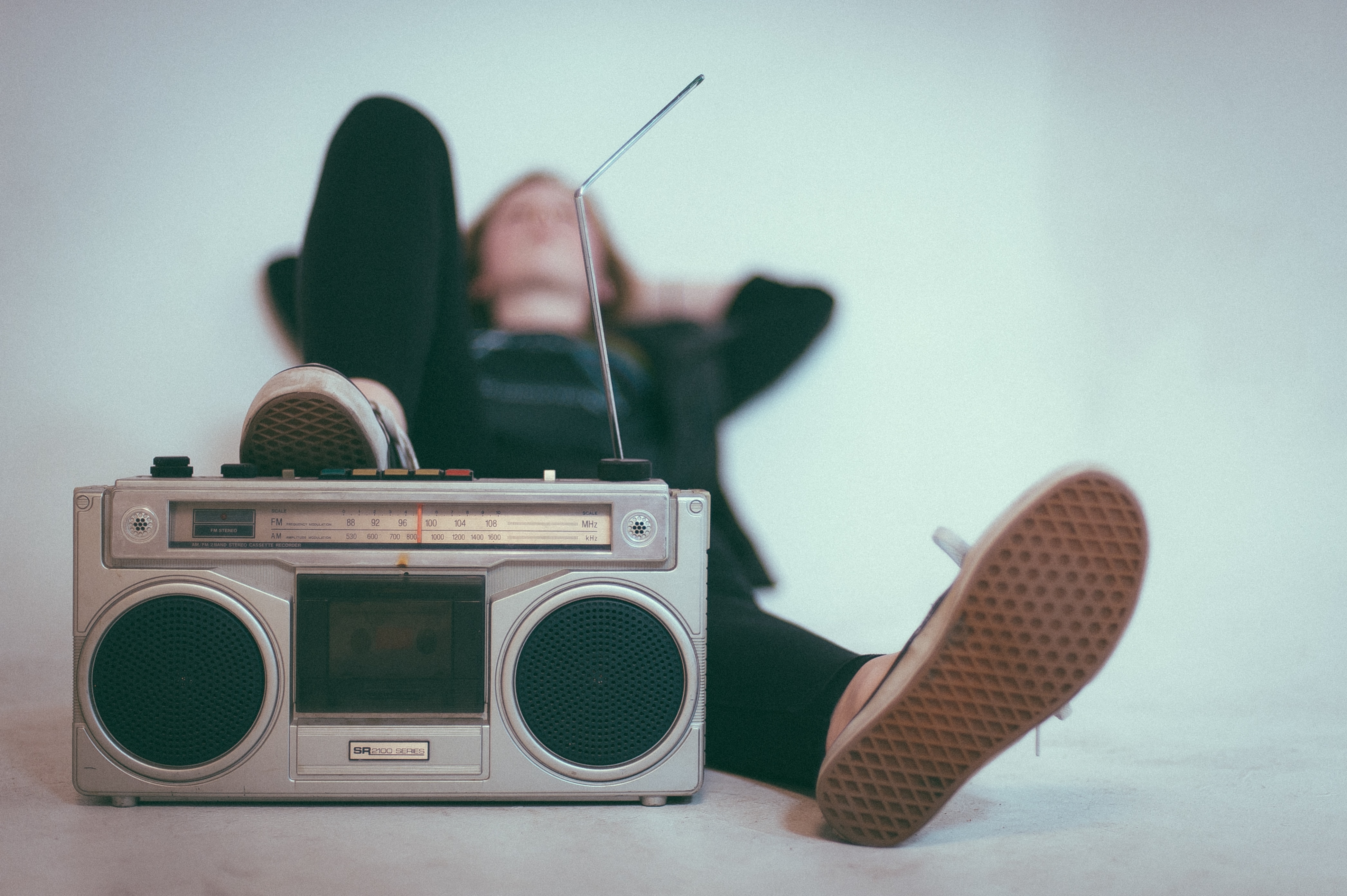 Femme couchée derrière une radio